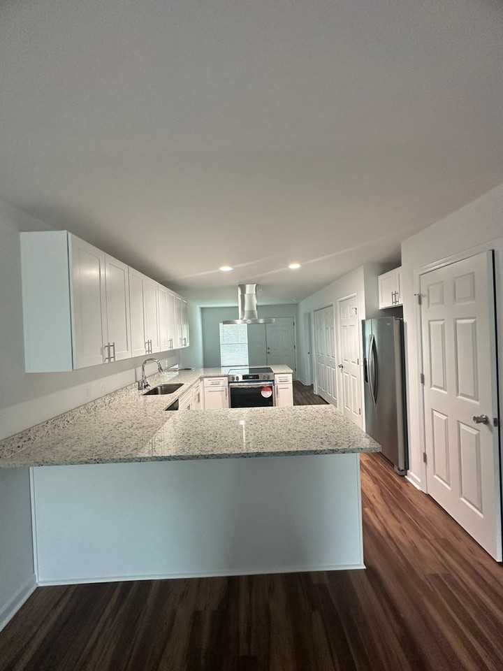 221 Charleston Dr - Photo 4 of 26