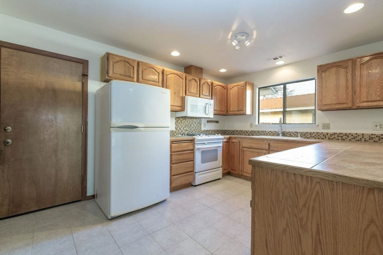 1683 Kildare Dr - Photo 4 of 19