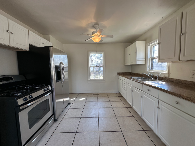 384 S Center Ave - Photo 3 of 11