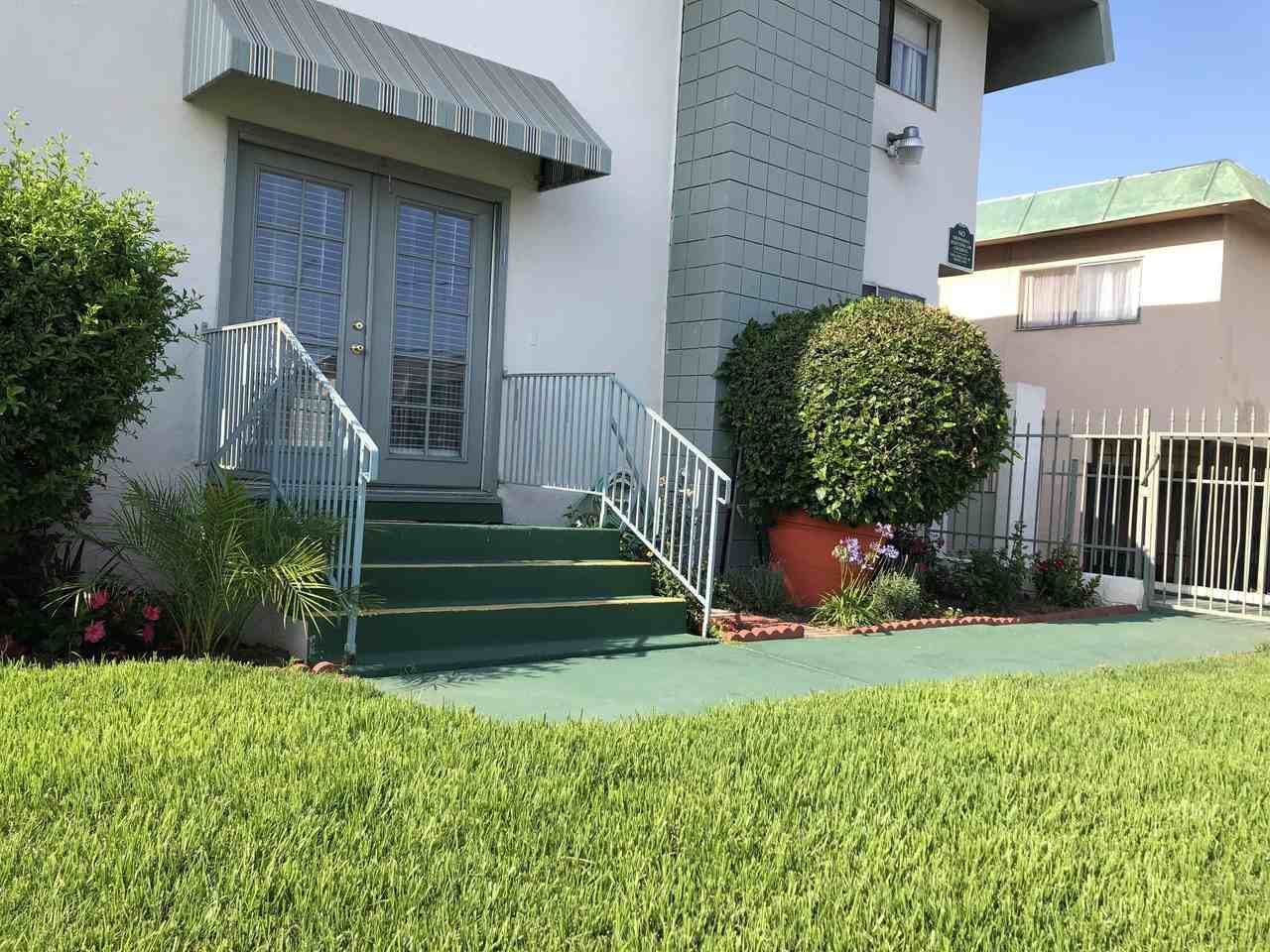 1451 W. 105th St. - Photo 3 of 41