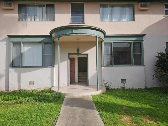 318 Amherst Dr Apt B - Photo 2 of 10