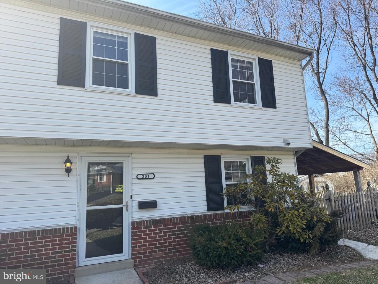 301 Oak Lane Court - Photo 3 of 35