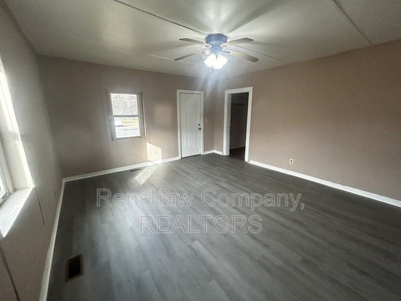 407 Irvine St - Photo 2 of 10