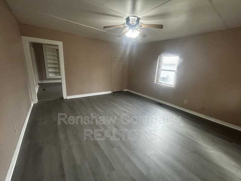 407 Irvine St - Photo 3 of 10