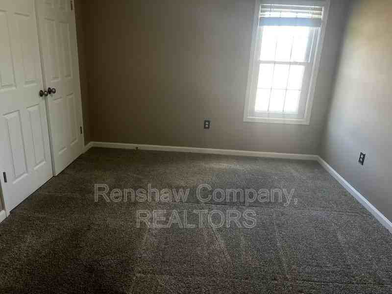 123 Oxford Dr - Photo 2 of 15