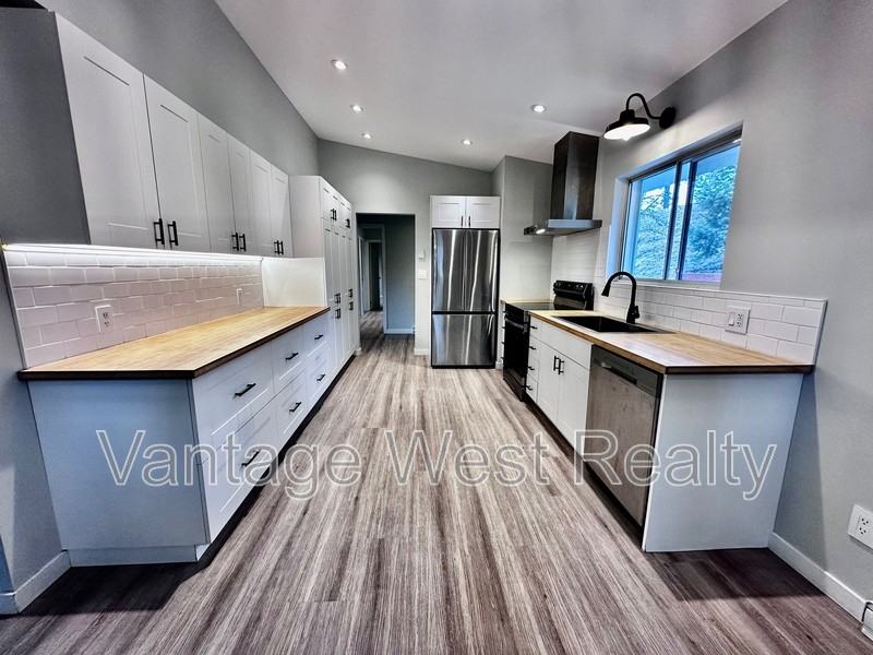 2910 Glenmore Rd N - Photo 2 of 40