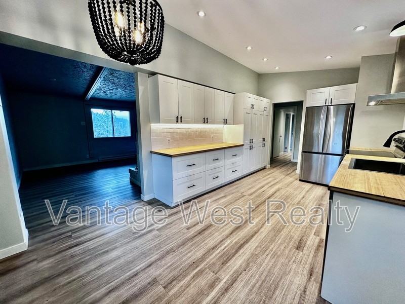 2910 Glenmore Rd N - Photo 3 of 40