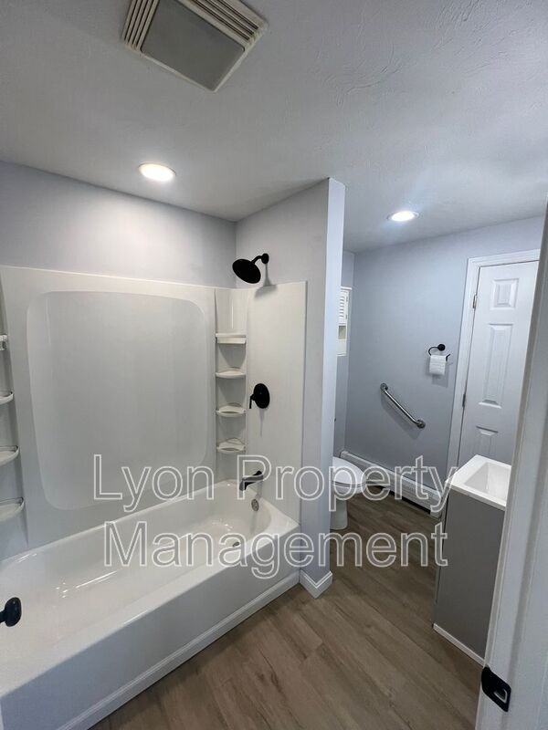 12 Clark Ct #1L - Photo 4 of 8