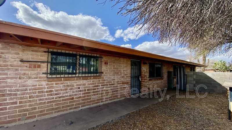 744 E Holaway Dr - Photo 2 of 24