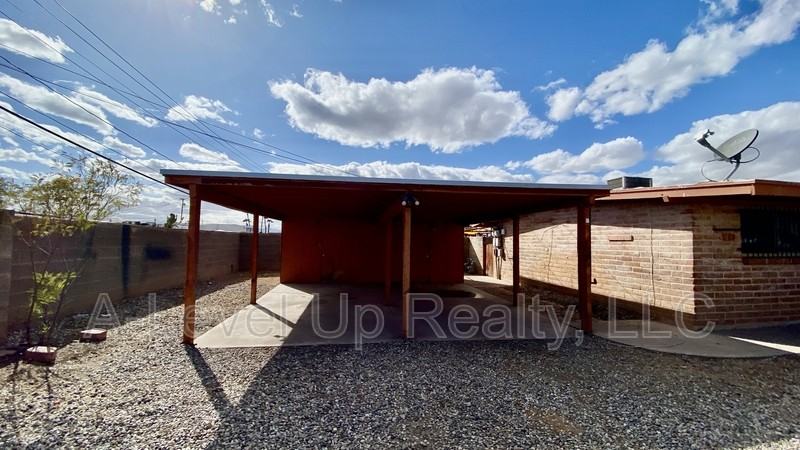 744 E Holaway Dr - Photo 3 of 24