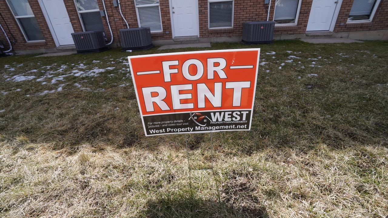 1289 E Gordon Ave - Photo 2 of 17