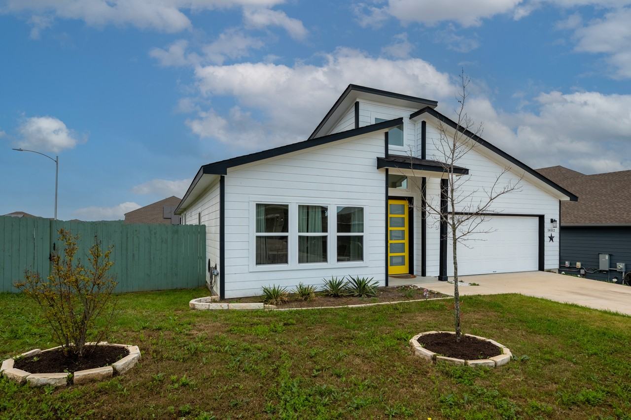 16512 Fetching Ave - Photo 2 of 40