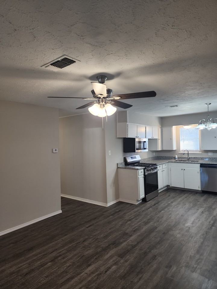 5562 Norris St - Photo 3 of 32