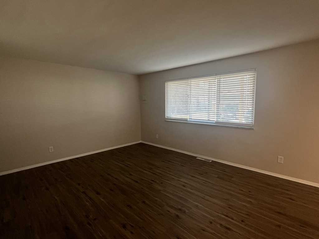 1001 E Pearl St - Photo 3 of 11