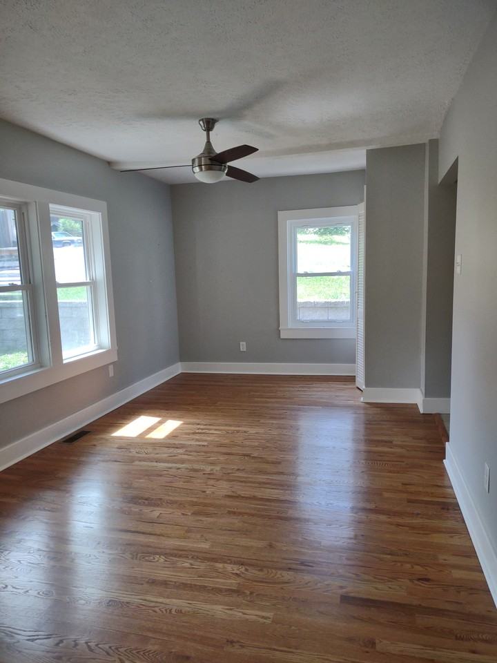 70 Lee St N - Photo 3 of 13