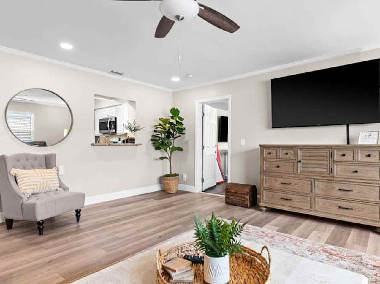 2817 W Woodlawn Ave #1053144P - Photo 3 of 24