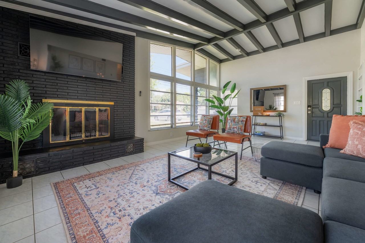 4301 N Albany Ave #1053147P - Photo 4 of 39