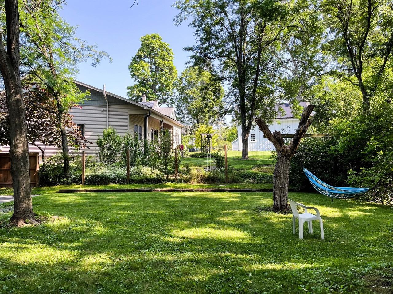 211 Cornell St - Photo 6 of 26