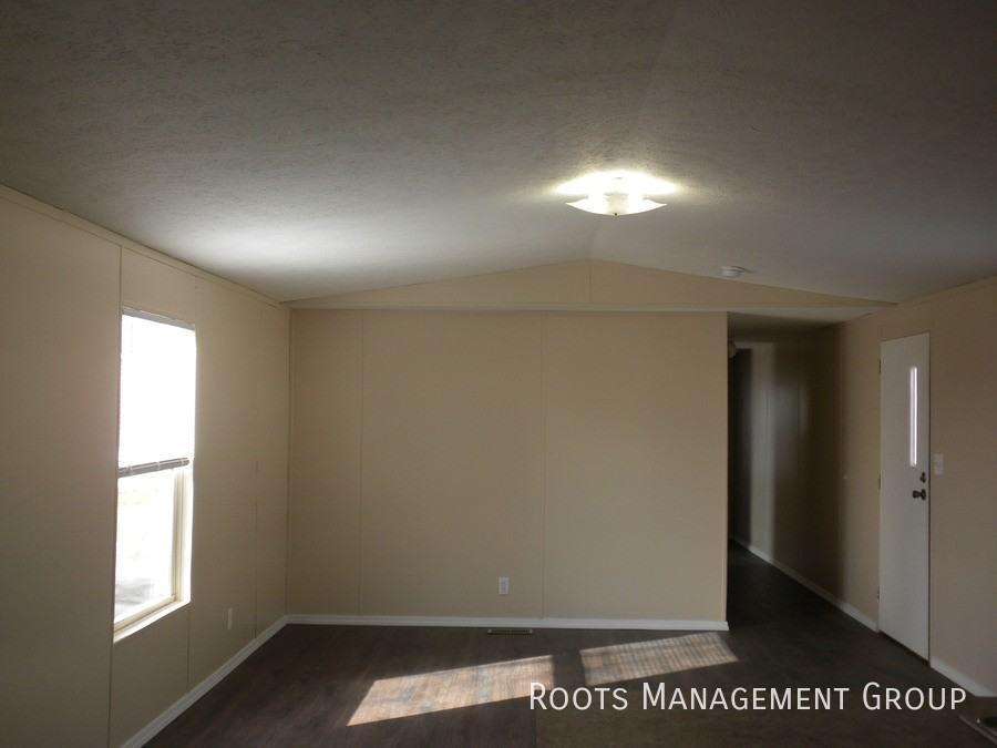 695 Holmes Dr #53 - Photo 3 of 14