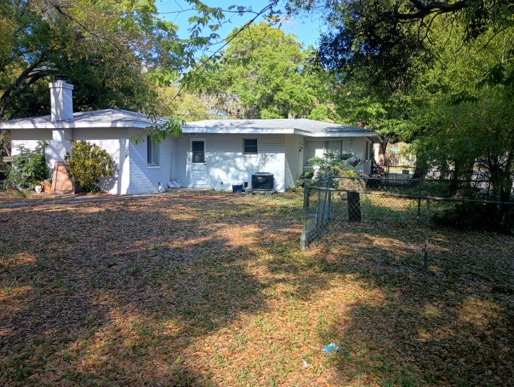 200 Center St - Photo 4 of 25