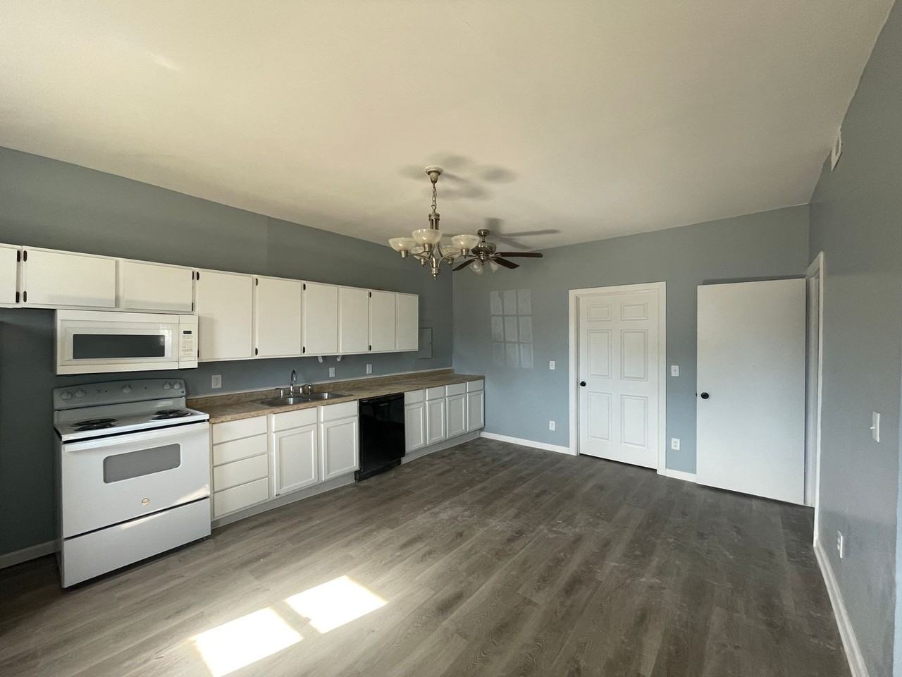 412 N 6th Ave - Photo 2 of 9