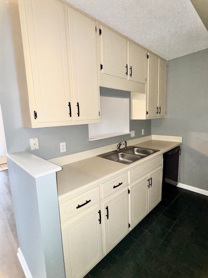 104 Pineridge Dr - Photo 3 of 16