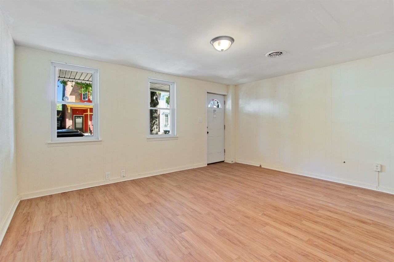 1203 Derry St - Photo 2 of 21