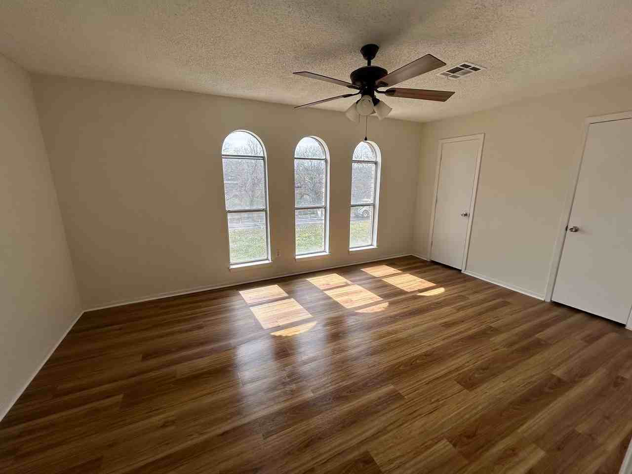 801 Estates Dr - Photo 2 of 14