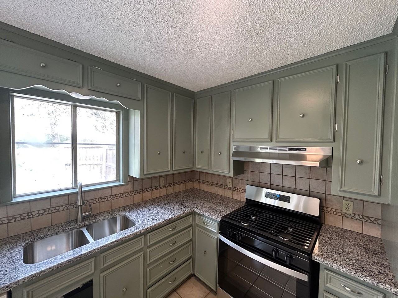 801 Estates Dr - Photo 3 of 14