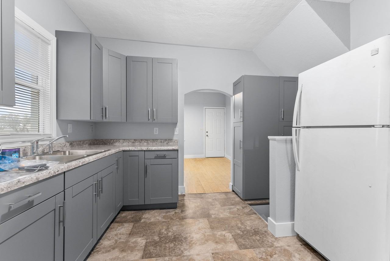 919 W 12th St #1 - Photo 2 of 24