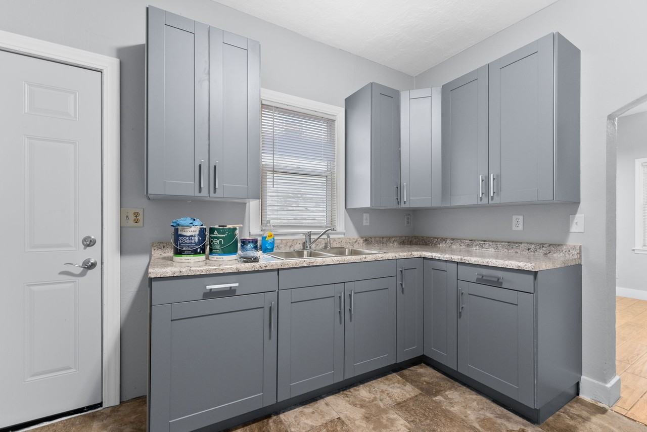 919 W 12th St #1 - Photo 3 of 24