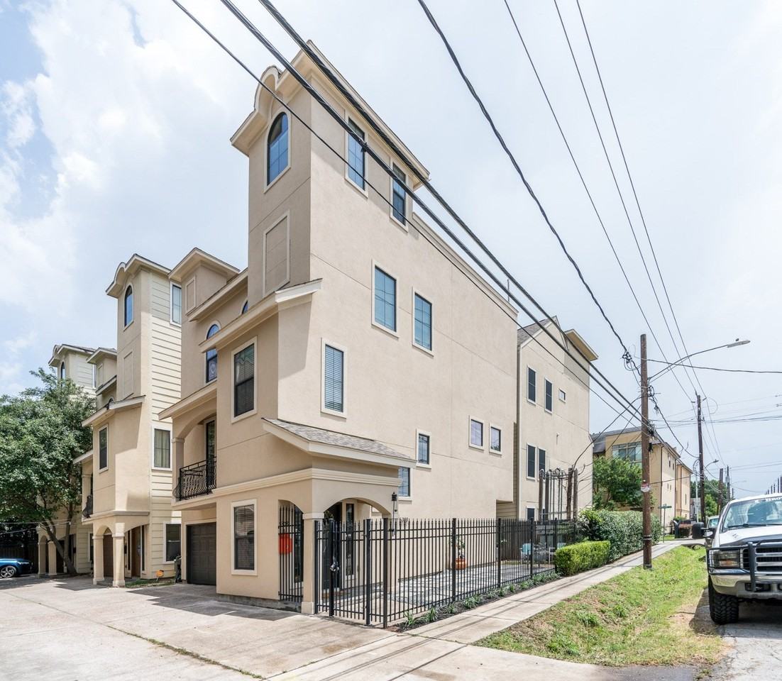 5308 Larkin St - Photo 3 of 25