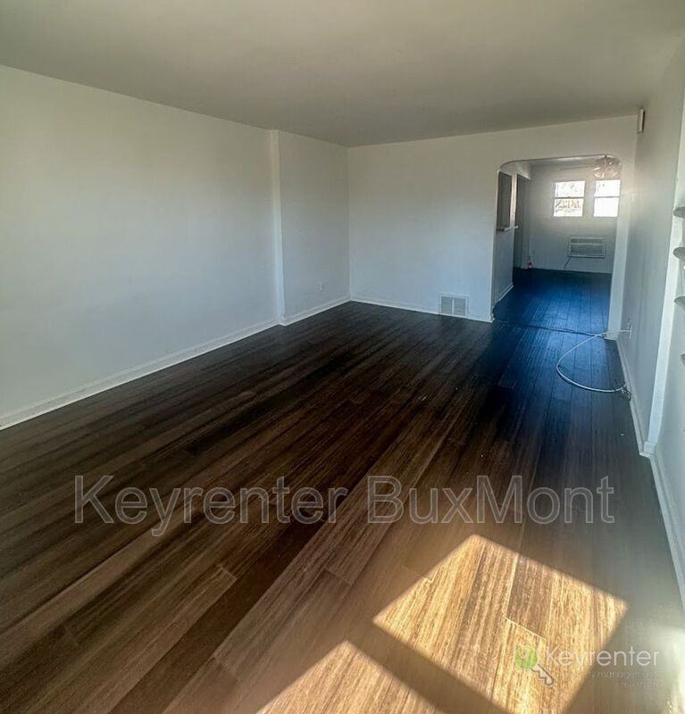 2070 Heather Rd - Photo 3 of 15