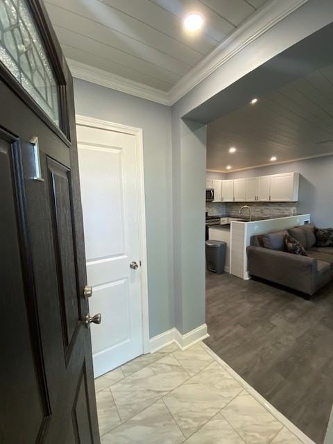 1924 East Genesee St - Photo 2 of 50