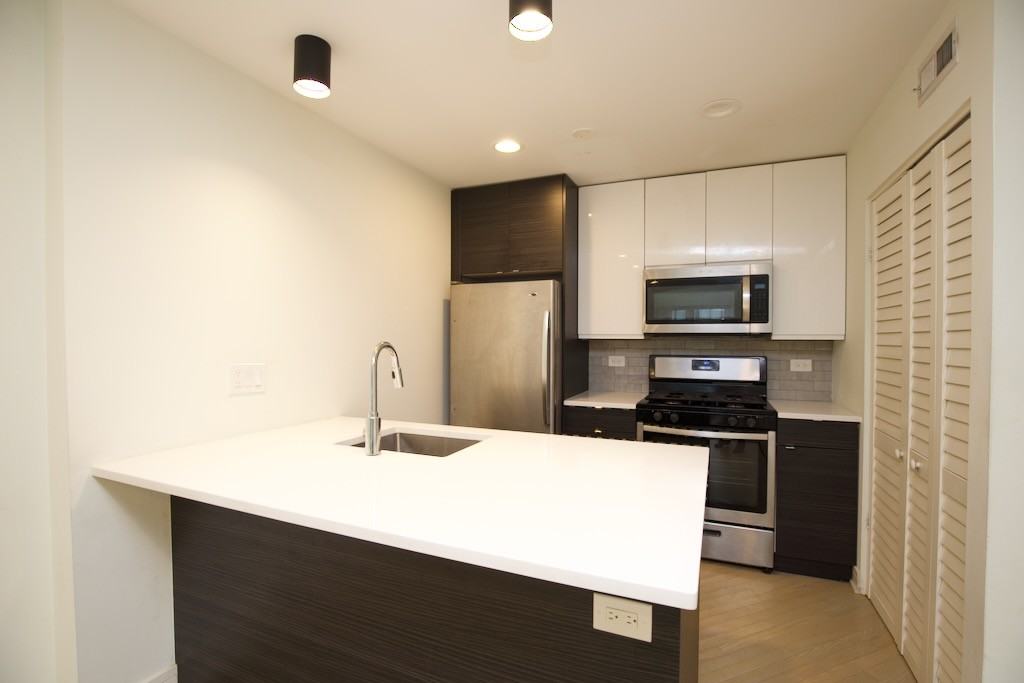 944 W Grace St #E102 - Photo 2 of 20