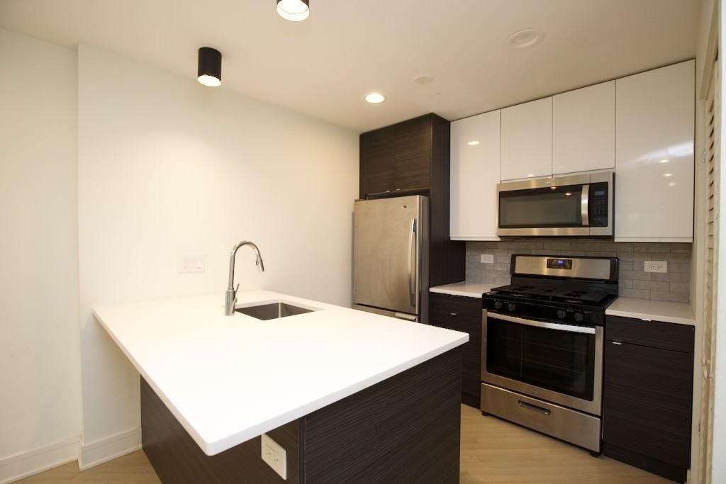 944 W Grace St #E102 - Photo 3 of 20