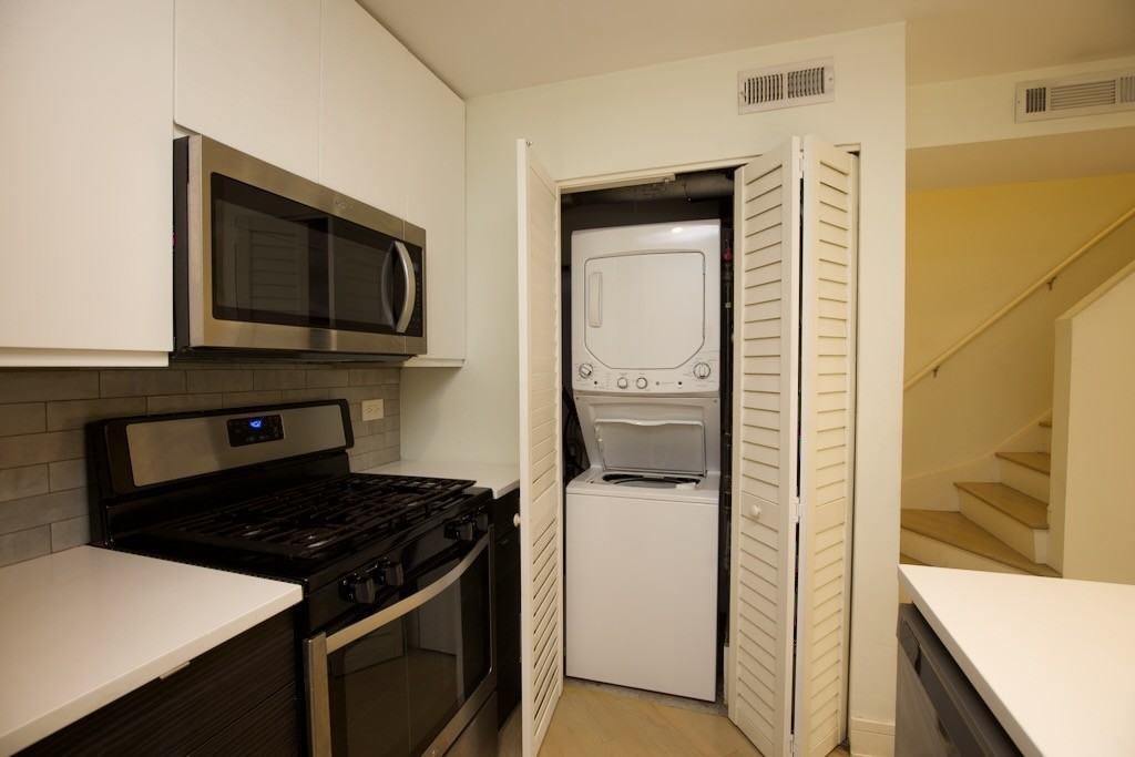 944 W Grace St #E102 - Photo 5 of 20