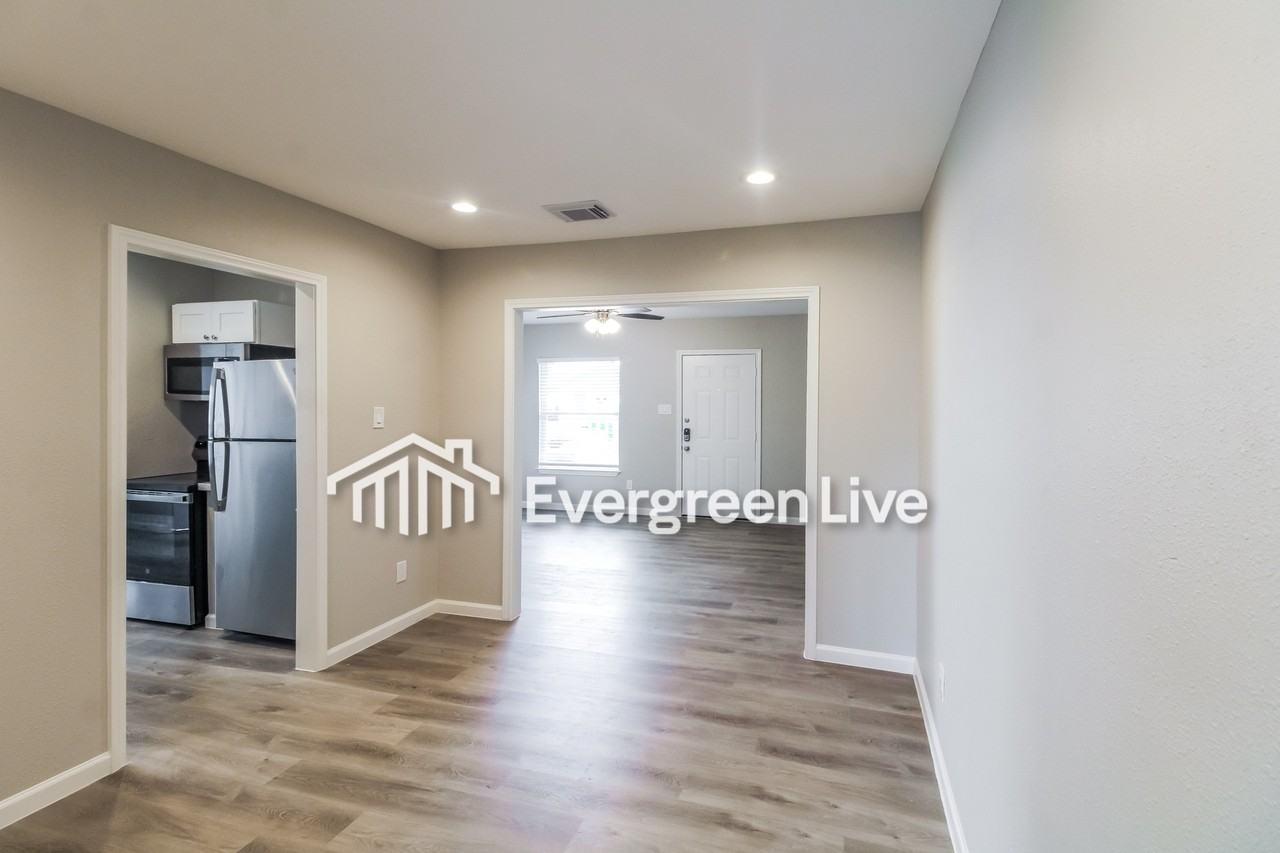 616 Center St - Photo 3 of 10