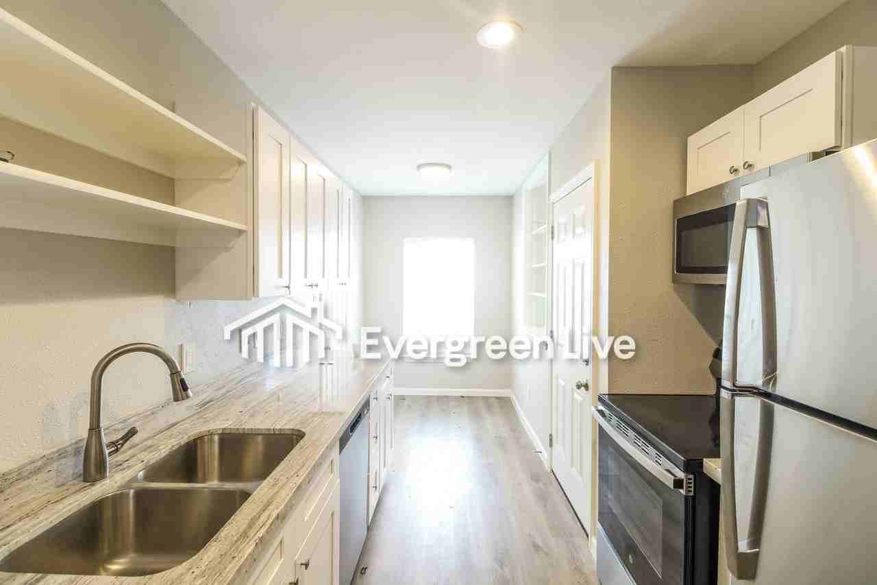 616 Center St - Photo 2 of 10