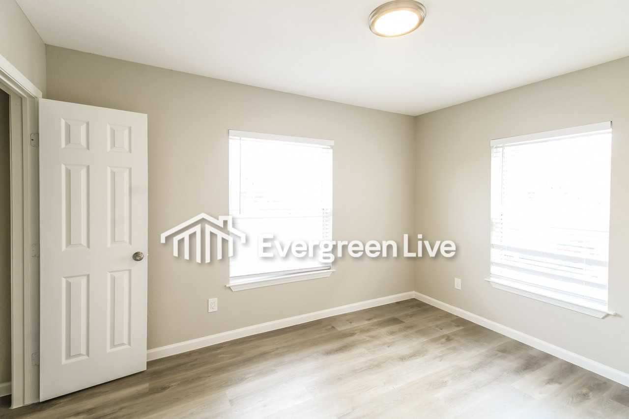 616 Center St - Photo 6 of 10
