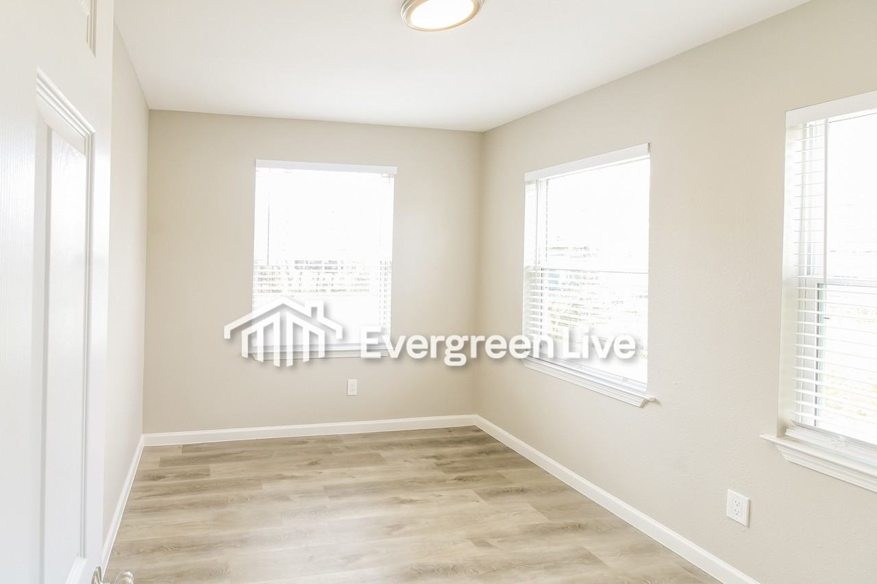 616 Center St - Photo 4 of 10