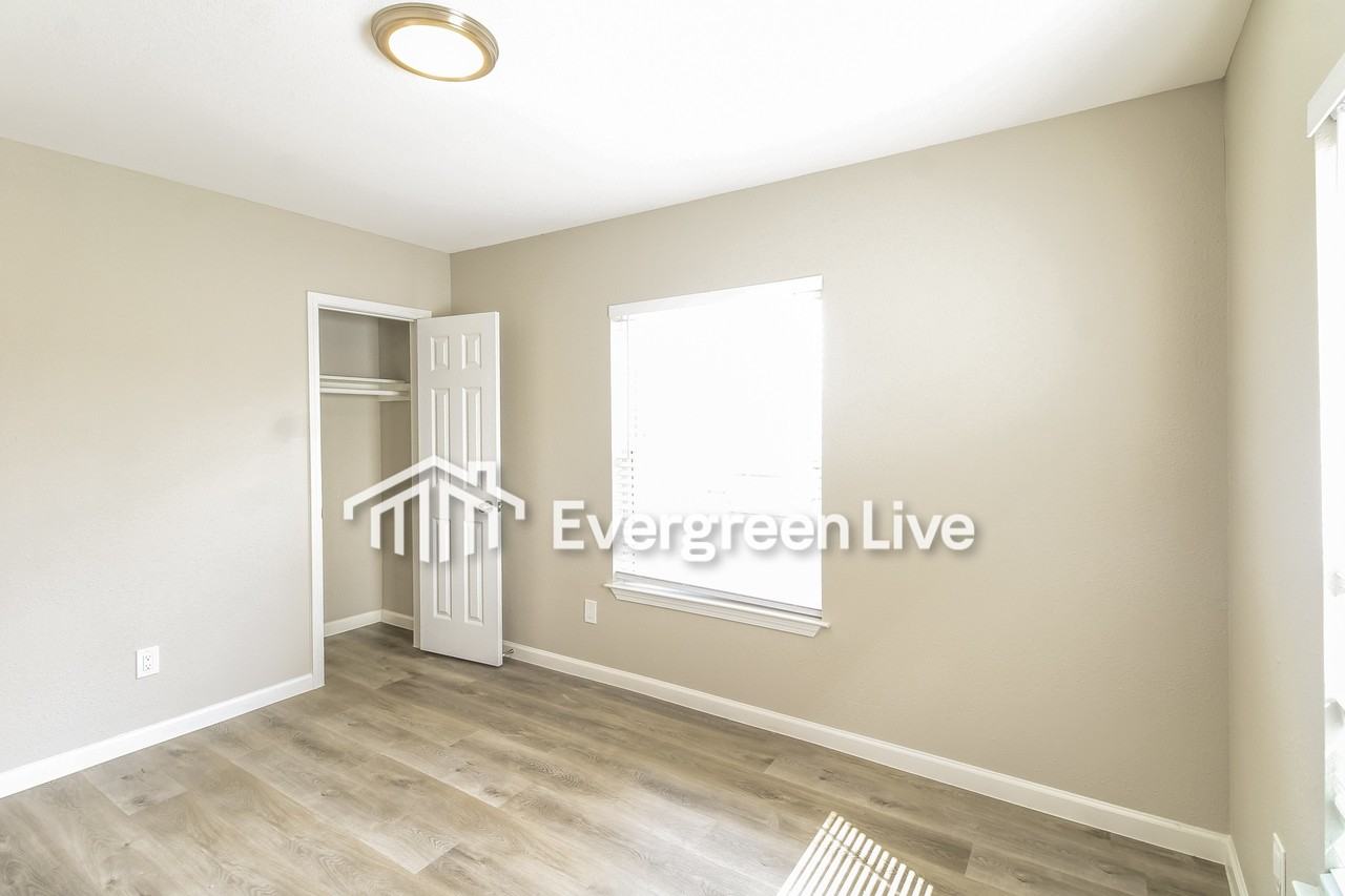 616 Center St - Photo 5 of 10