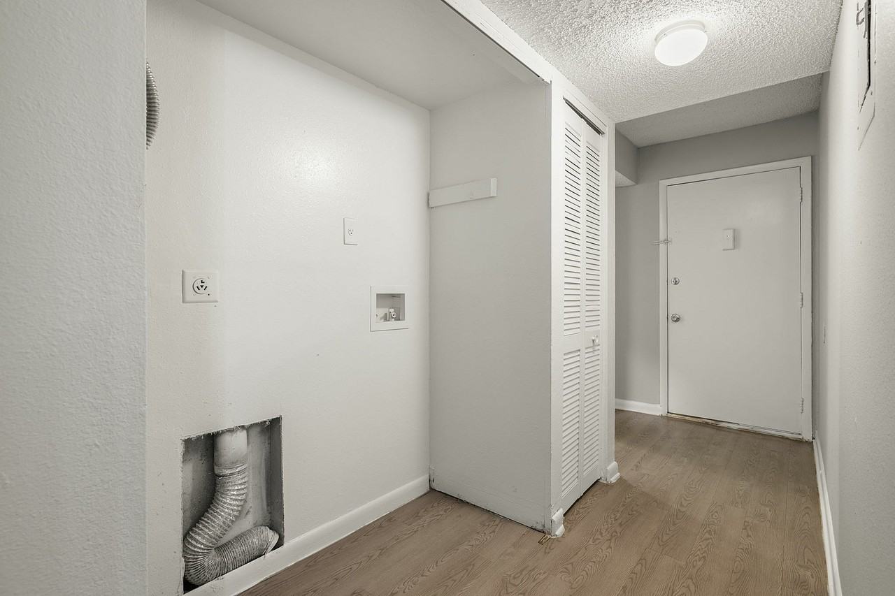 Doral Oaks - Photo 7 of 54