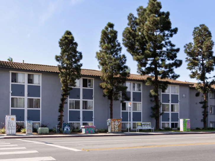 202 W San Ysidro Blvd ## 208