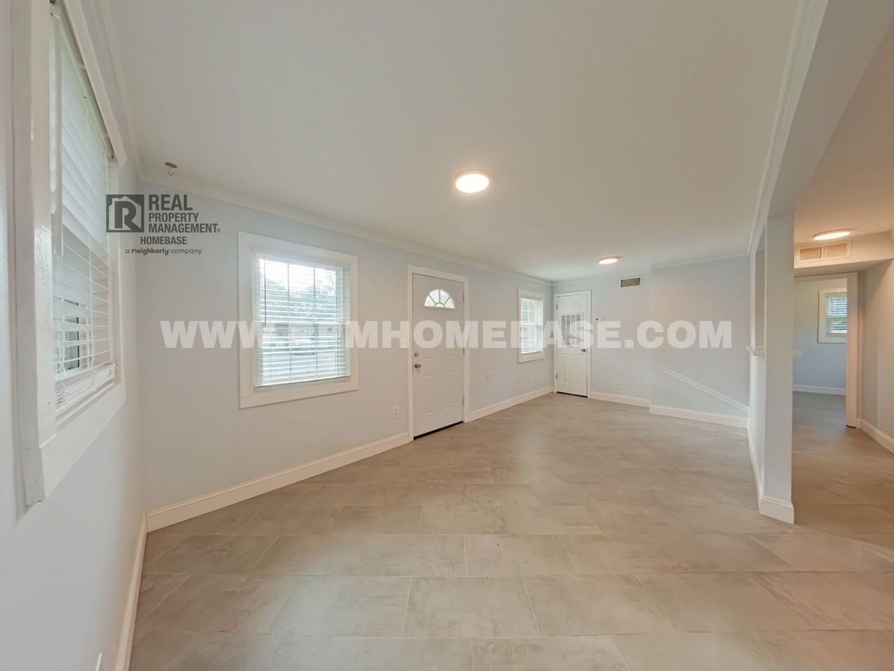 2310 N Baylen St - Photo 4 of 15