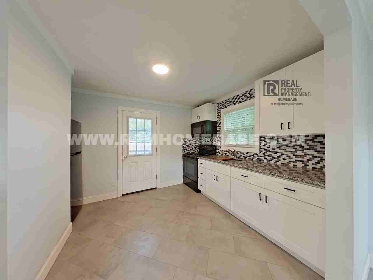 2310 N Baylen St - Photo 5 of 15
