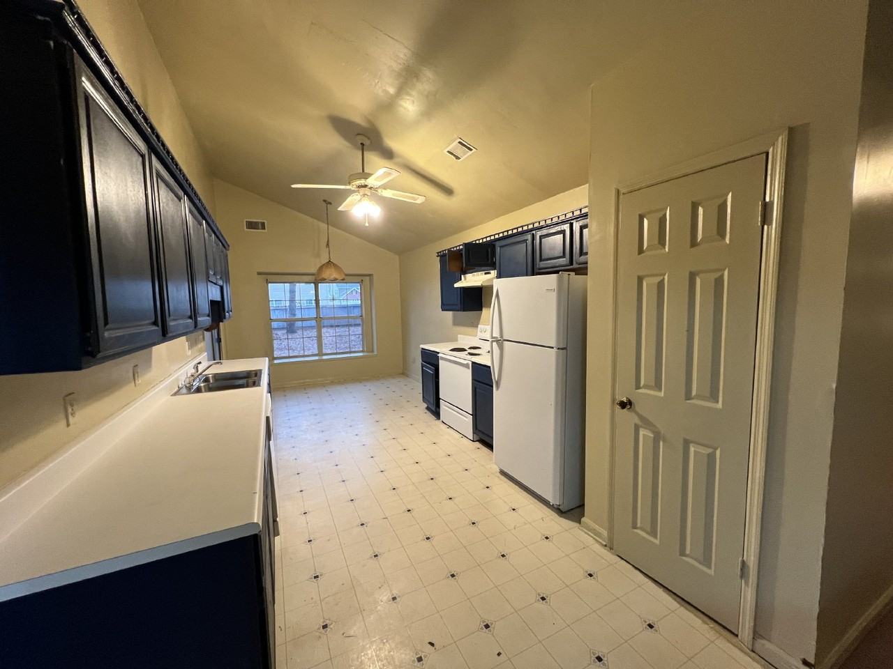 406 Club Dr - Photo 4 of 15