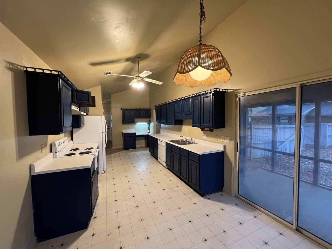 406 Club Dr - Photo 5 of 15