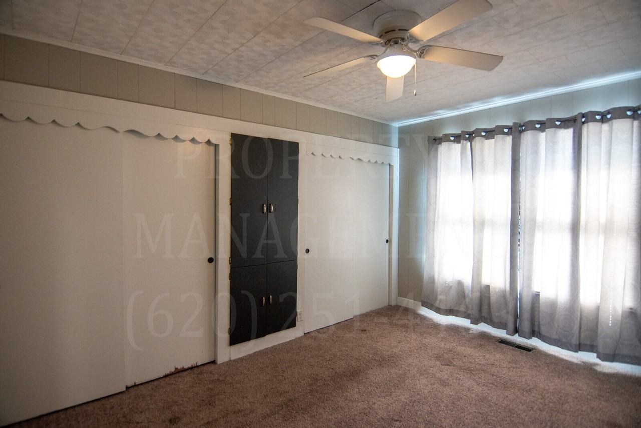 319 S 10th St - Photo 4 of 24