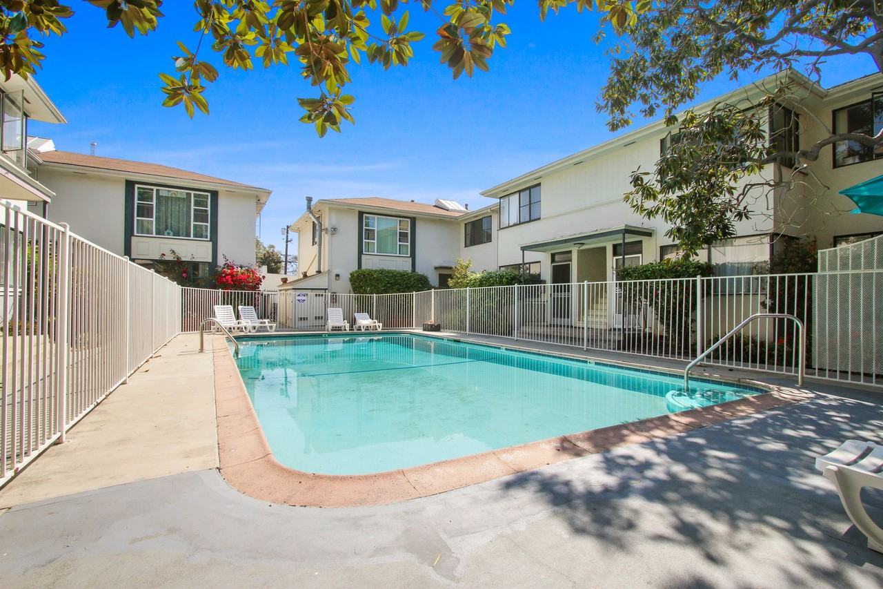 3144-3152 S. Barrington Ave in Mar Vista - Has a Pool! - Photo 4 of 4